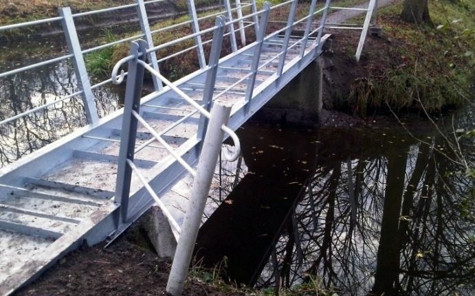 Stalen voetgangersbrug in Albrandswaard