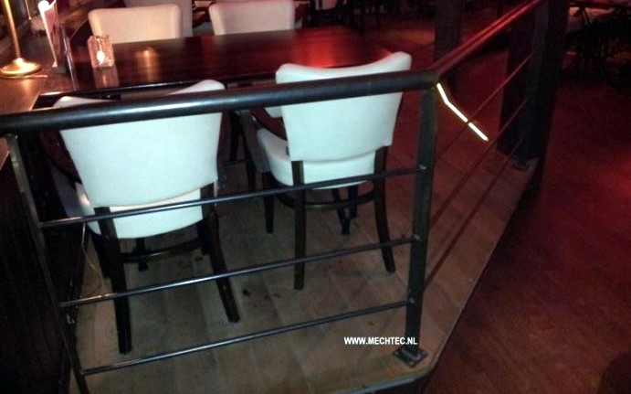 Zwart interieur hekwerk in een restaurant