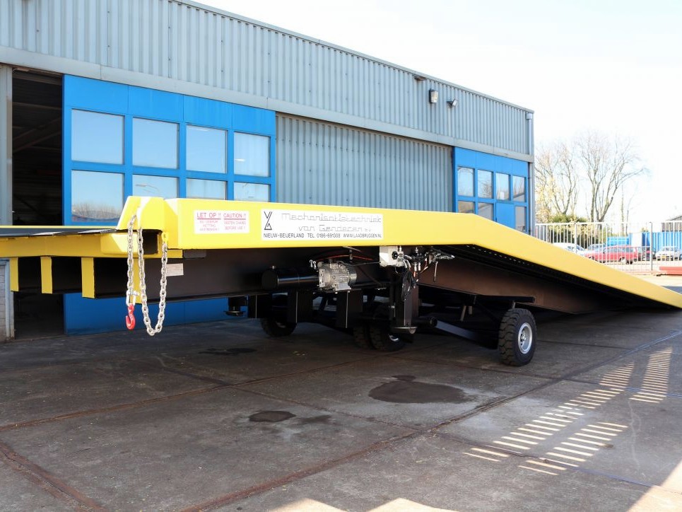 METEC laadbrug met gele hoofdliggers