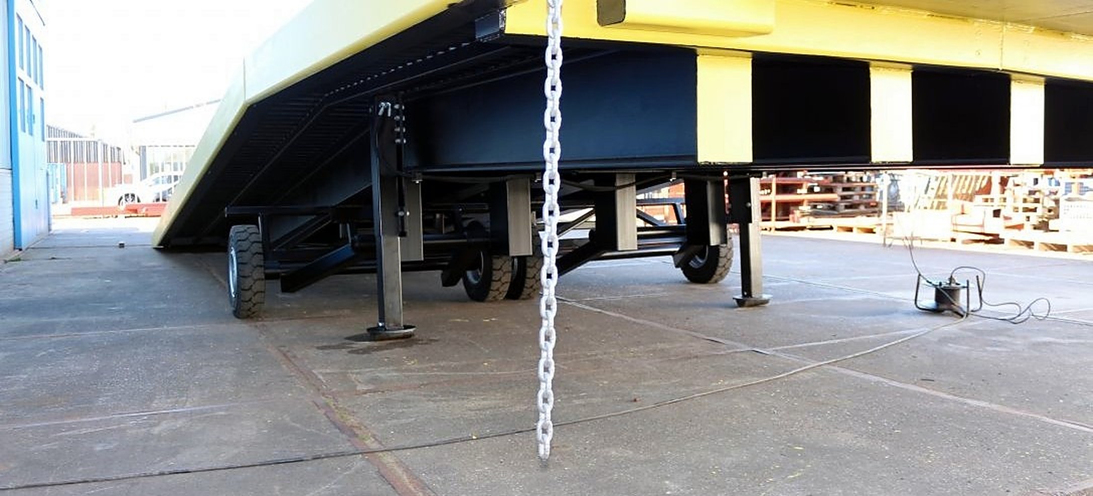 Zwart-gele METEC laadbrug van 20 ton
